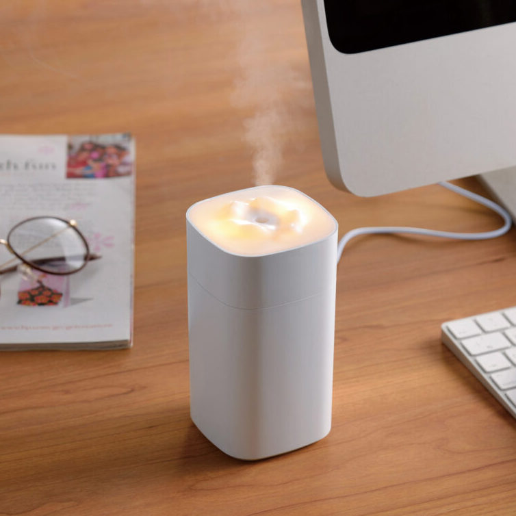 加湿器　冬　女性　オフィス