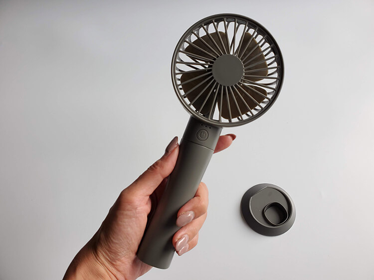「モバイルバッテリー機能付 ハンディファン」は手に持ちやすくて軽い