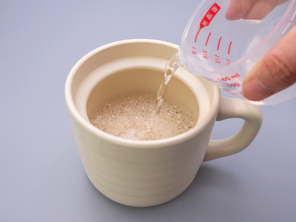 炊飯マグに水を入れる
